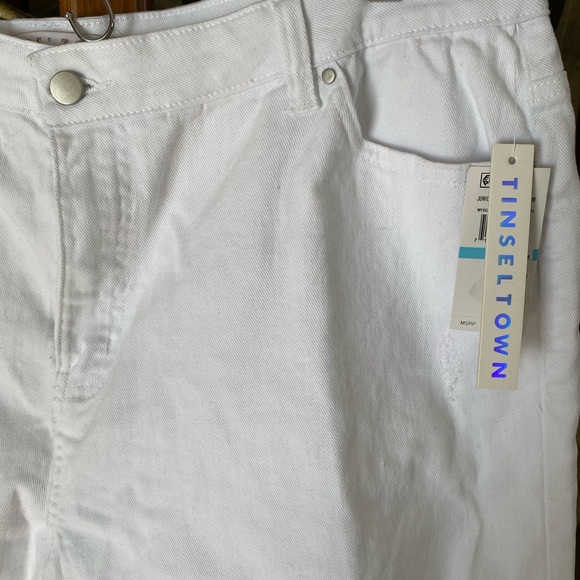 NWT Tinseltown White Frayed Hi-Rise Denim Shorts, The Mom Short, size 20W - Picture 7 of 8
